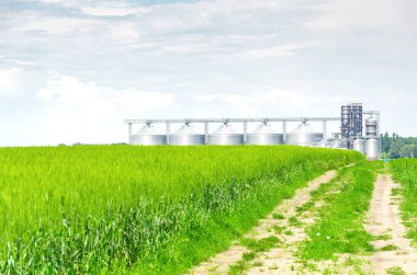 Buğday alanında metal modern asansör