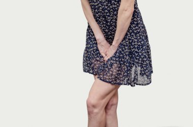 Genç kadın bacakları arasında ellerini bastırdı, bir muzdarip