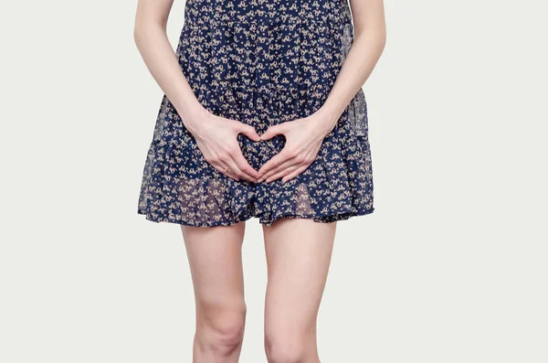 Genç kadın göbek, kalp, aşk eller tutar