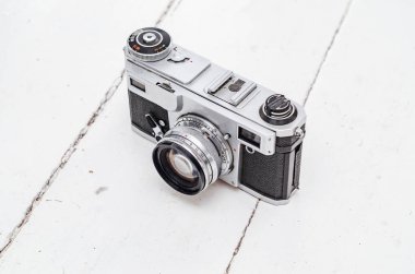 Beyaz tahtalarda eski film kamerası. Vintage ekipmanları