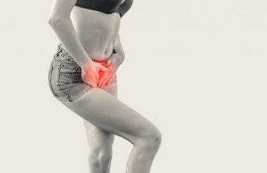 Şort ve bir sutyen genç kadın uter acı yaşıyor