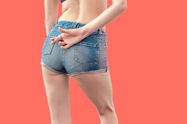 Junges Mädchen in Jeanshose drückt ihr die Daumen — Stockfoto