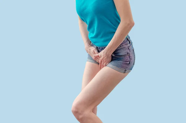 Młoda kobieta w szortach i T-shirt doświadcza bólu w — Zdjęcie stockowe