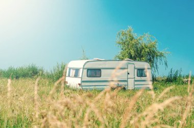 Çim tekerlekler üzerinde Beyaz römork römork ev. Uygun Fiyatlı Konut