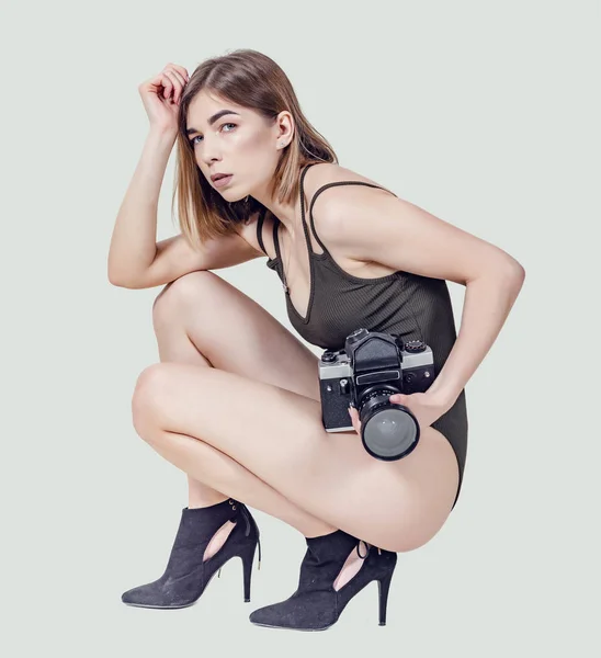 Сексуальна дівчина з короткою стрижкою в темному боді в чорних чоботях — стокове фото