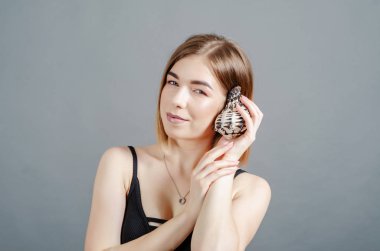 Sevimli kız kulağına RAPANA kabuk koyar, sesini dinler 