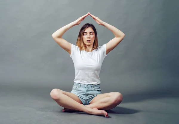 Beyaz bir tişört ve denim şort güzel kız f üzerinde oturur — Stok fotoğraf