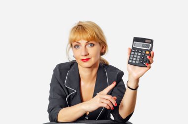 Siyah bir iş elbise çekici sarışın kadın gösterir 