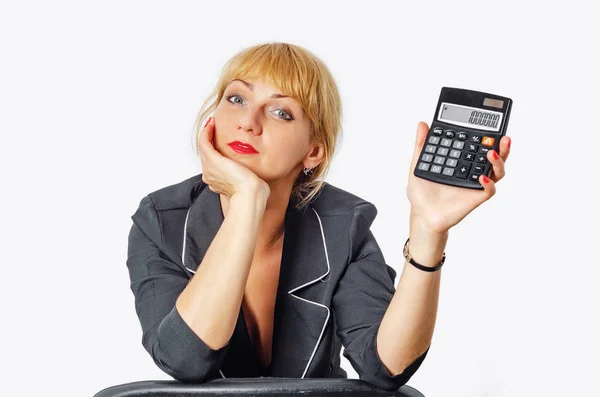 Aantrekkelijke blonde vrouw in een zwart Business Suit toont een — Stockfoto