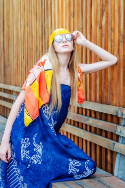 Sarı bandana ve büyük güneş gözlüğü portre genç kız 