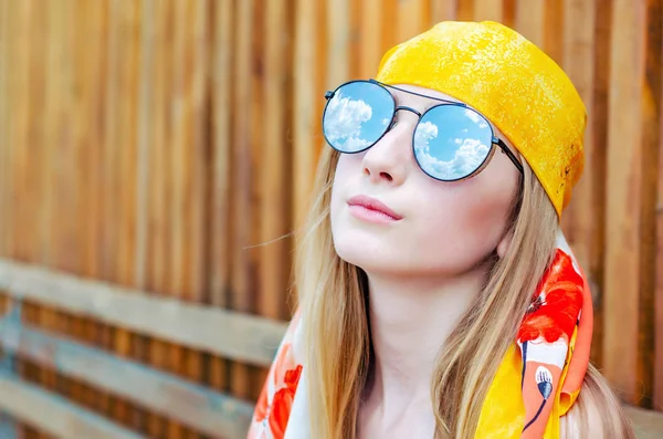 Chica joven en un pañuelo amarillo y grandes gafas de sol retrato en — Foto de Stock