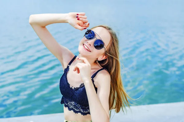 Jovem menina retrato em óculos de sol fundo céu com nuvens e — Fotografia de Stock