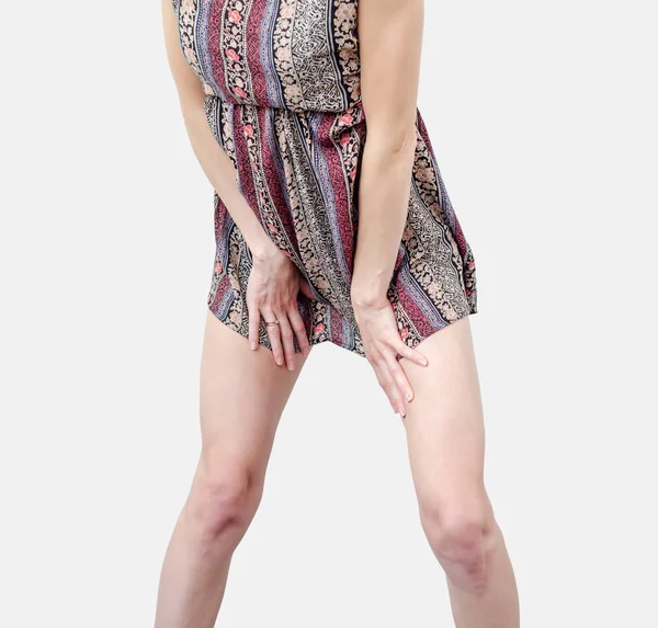 Mladá žena v šatech, tělo, nohy, stojí v sexy póze, rozprostínající se nohy izolované na bílém pozadí. — Stock fotografie