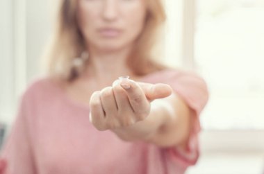 Kadın uzatılmış parmağın ucunda kontakt lens gösterir. Optik, Vizyon, Optik Aletler.