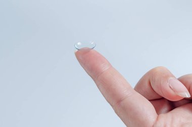 Kontakt lens yakın çekim bir kadının parmak ucunda. İyi görüş