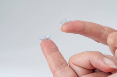 Kontakt lens yakın çekim bir kadının parmak ucunda. İyi görüş