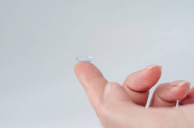 Kontakt lens yakın çekim bir kadının parmak ucunda. İyi görüş