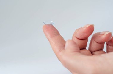 Kontakt lens yakın çekim bir kadının parmak ucunda. İyi görüş
