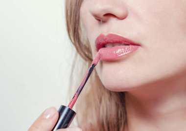 Kadın dudakları kırmızı ruj ile boyanmış, closeup.