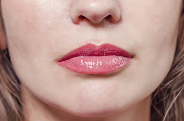 Weibliche Lippen mit rotem Lippenstift, nettes Lächeln aus nächster Nähe. Frauenheilkunde — Stockfoto