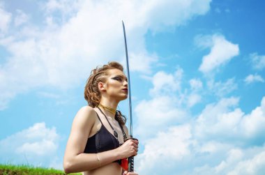 Makyaj amazon savaş boya boyama ile kız portresi