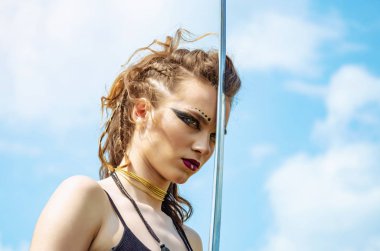 Makyaj amazon savaş boya boyama ile kız portresi