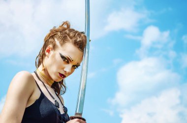 Makyaj amazon savaş boya boyama ile kız portresi