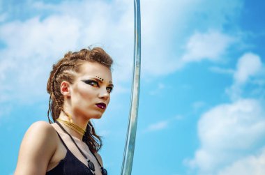 Makyaj amazon savaş boya boyama ile kız portresi