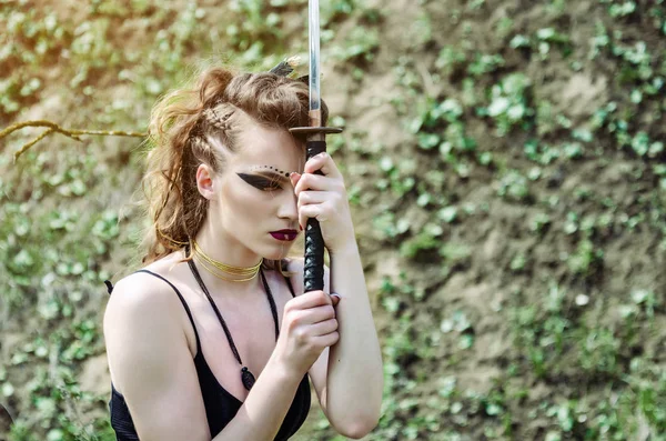 Amazon makyaj ile Savaşçı kız tutar