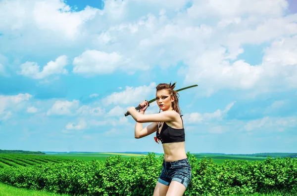 Chica guerrera con amazon maquillaje columpios espada, ataque, cosplay — Foto de Stock