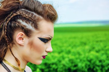 Agresif makyaj amazon, viking, şaman ile bir kız portresi