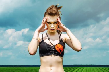 Agresif makyaj amazon, viking, şaman ile bir kız portresi