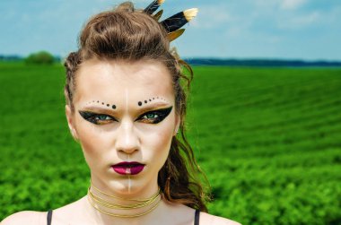 Agresif makyaj amazon, viking, şaman ile bir kız portresi