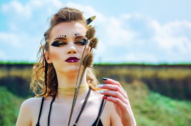 Agresif makyaj amazon viking presleri ile bir kız portresi