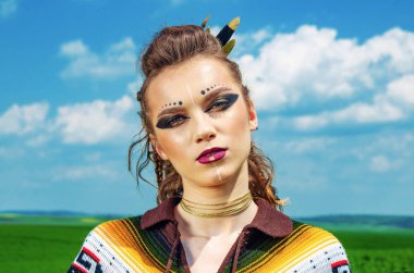 Makyaj Amazon, Viking, agresif savaş boyası ile bir kız portresi. Arka plan gökyüzünde bir poncho giymiş.