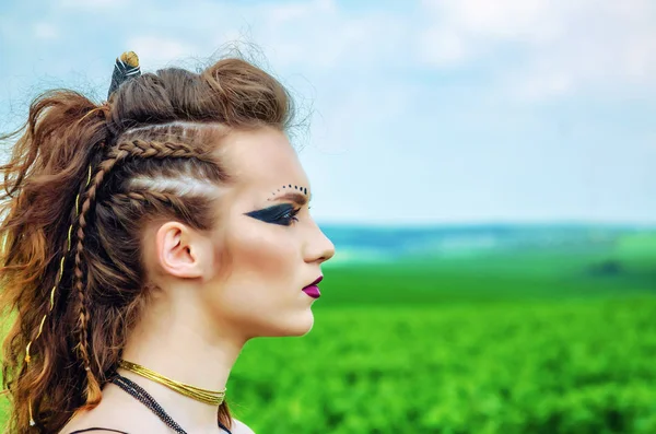 Agresif makyaj amazon, viking, şaman ile bir kız portresi