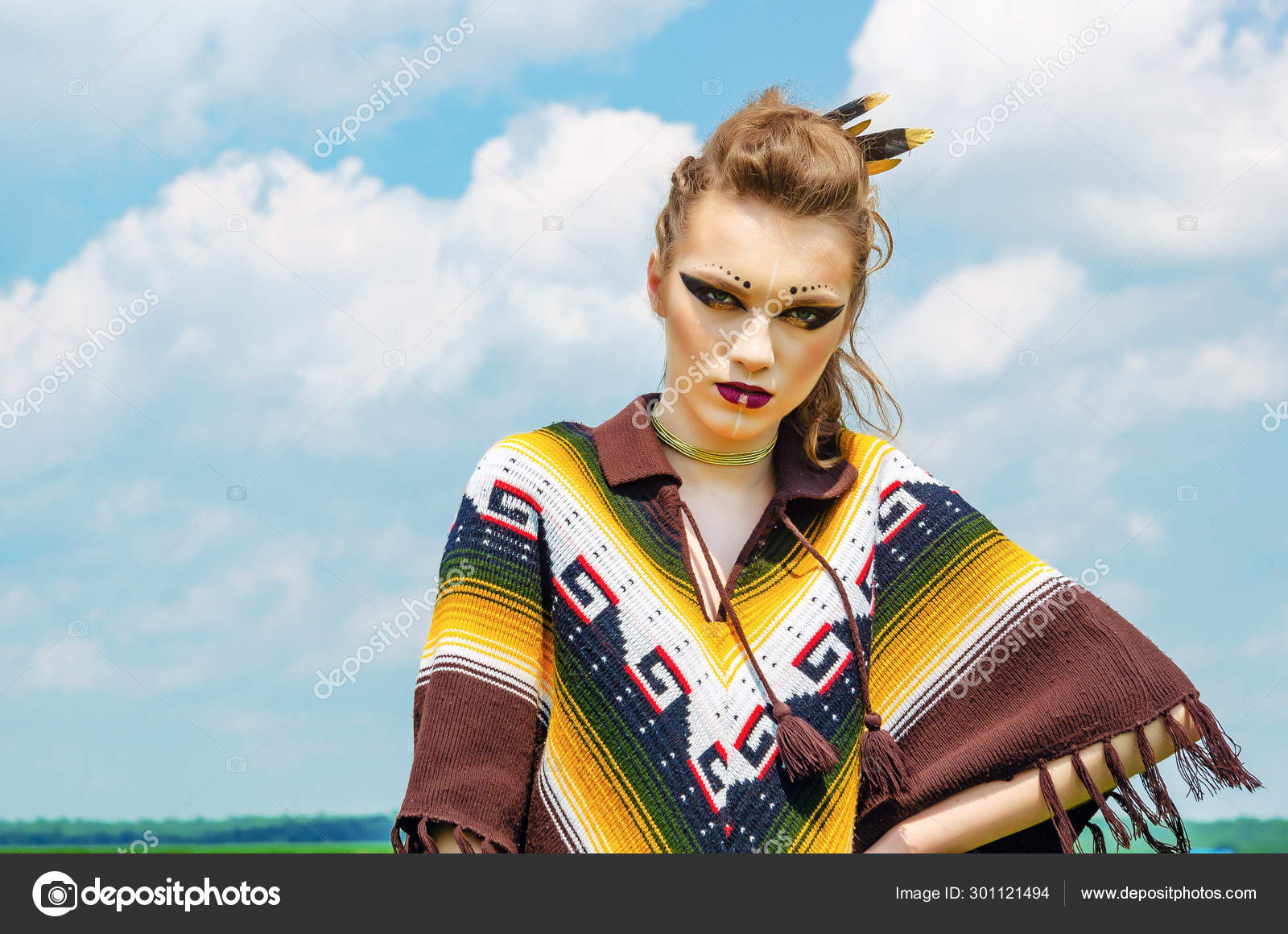 Retrato de una chica con maquillaje Amazon Vikingo pintura de guerra agresiva. Vestido con un poncho en el cielo de fondo Foto de stock 301121494 2daydesign
