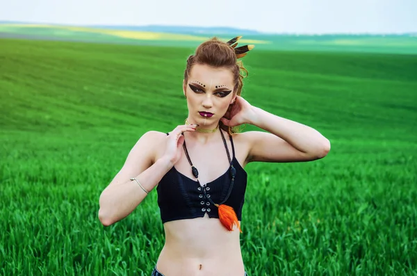 積極的なメイクアップの女の子、緑の小麦畑でアマゾンのキャラクター. — ストック写真