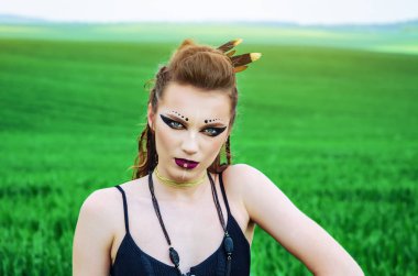 Agresif makyaj kız, amazon yüzünün savaş boyama