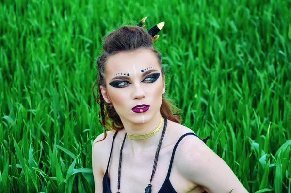 Agresif makyaj kız, amazon yüzünün savaş boyama