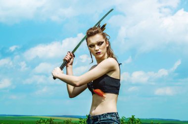 Gökyüzünde makyaj amazon savaş boya boyama ile kız portresi