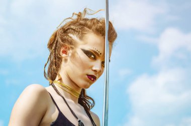 Gökyüzünde makyaj amazon savaş boya boyama ile kız portresi