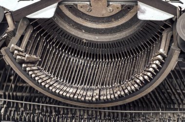 Eski mekanik daktiloda harflerle taşıma bloğu.