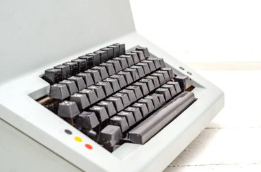 Eski bir mekanik daktilo klavyesi, yakın çekim