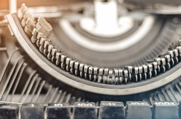 Hintótömb betûkkel egy régi mechanikus írógépben — Stock Fotó