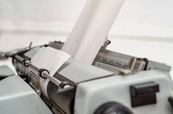 Kağıt mekanik bir daktilo şaft yüklenir — Stok fotoğraf
