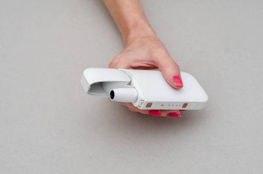 Kadının elinde elektronik sigara kutusu var. Sigara, sağlık, mücadele, bağımlılık.