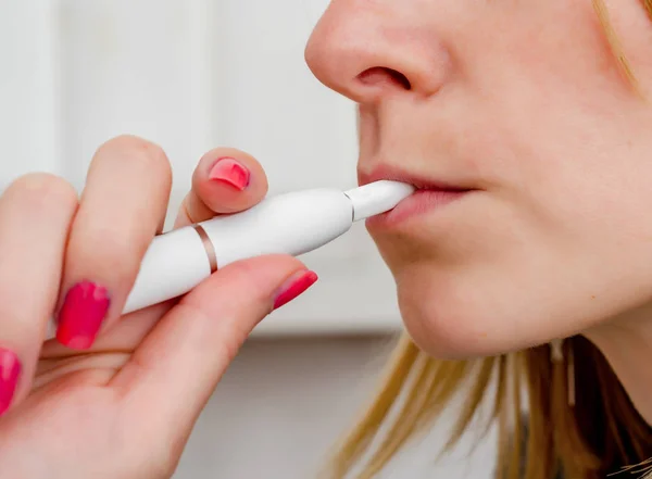 Labios de mujer fuma cigarrillo electrónico sistema de calefacción de tabaco —  Fotos de Stock