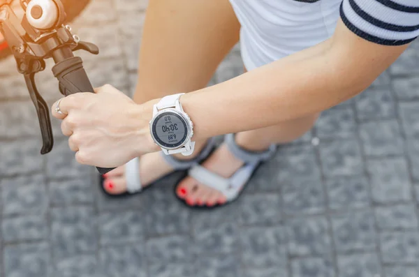 Frauenhand am Fahrradlenker, weiße Smart Watch am Handgelenk — Stockfoto