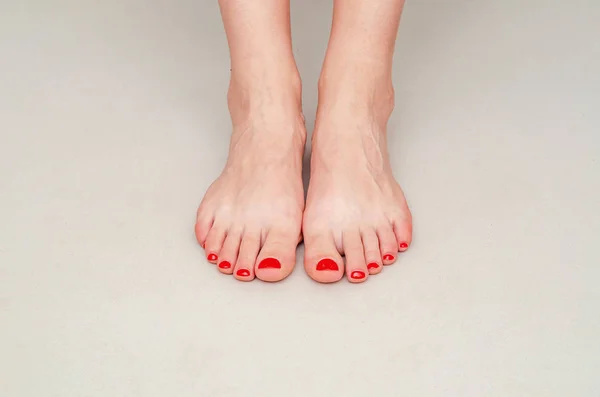 Beautiful female feet on a light gray background. Pedicure — ストック写真